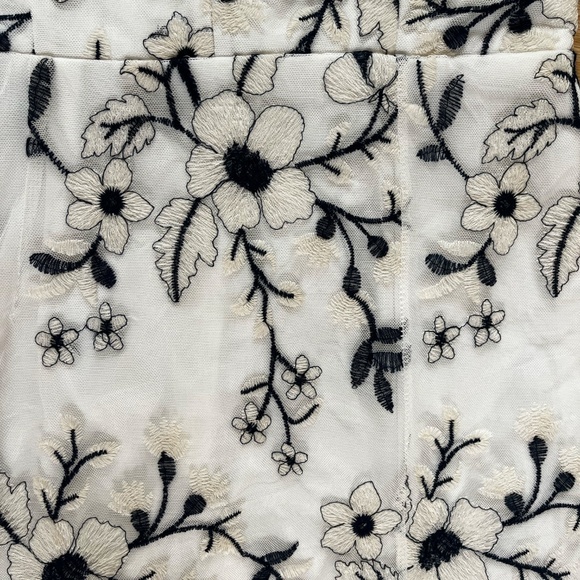 White and Blue Floral Embroidered Bodycon Knee-Length/Midi Dress - Picture 5 of 8